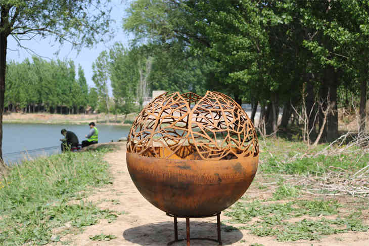 কর্টেন স্টিল আউটডোর স্ফিয়ার ভাস্কর্য ফায়ার পিট